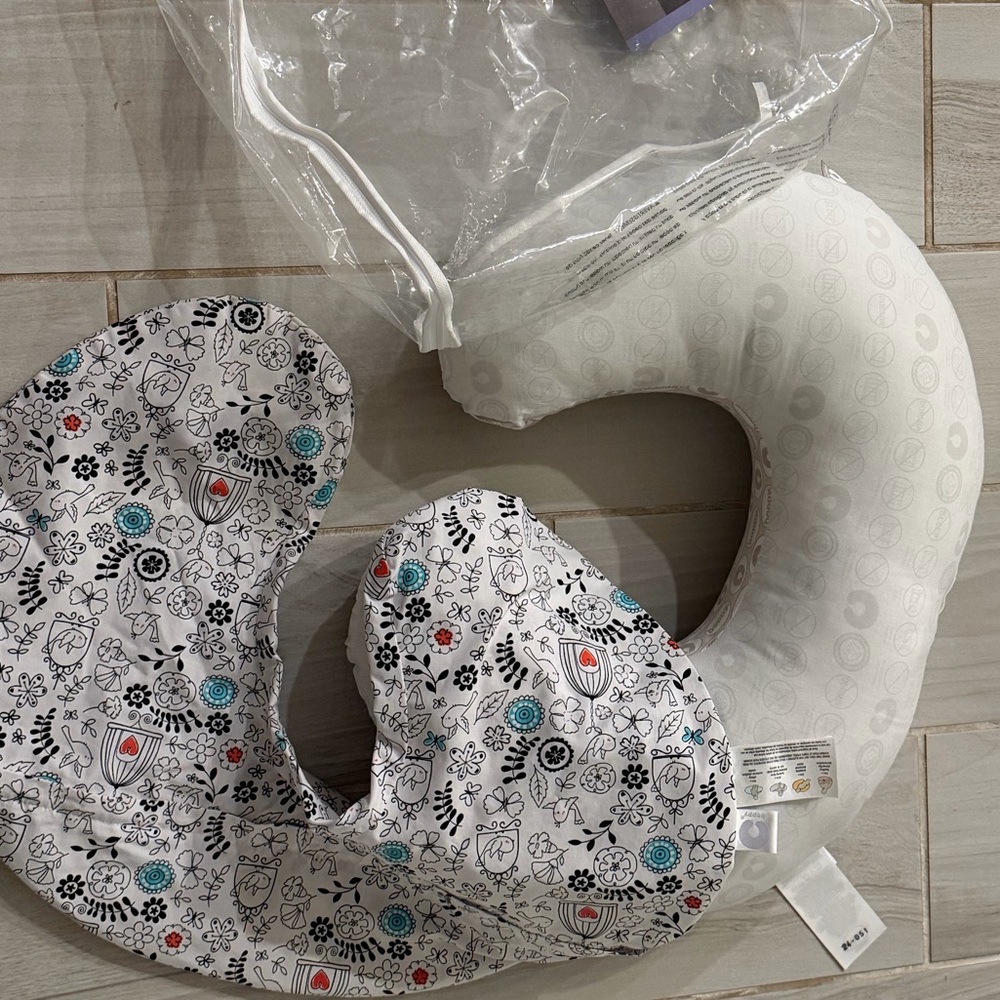Boppy Nursing Pillow and infant support - Picture 3 of 3